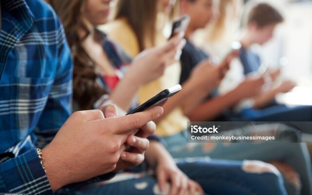 «Смартфон – не няня»: запретить доступ детей к соцсетям предложили в Казахстане