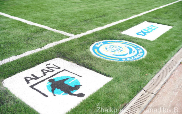 Обновлено футбольное поле стадиона в Уральске