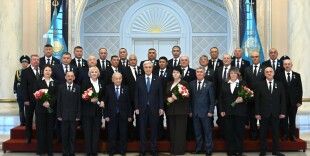 Глава государства наградил работников энергетической отрасли