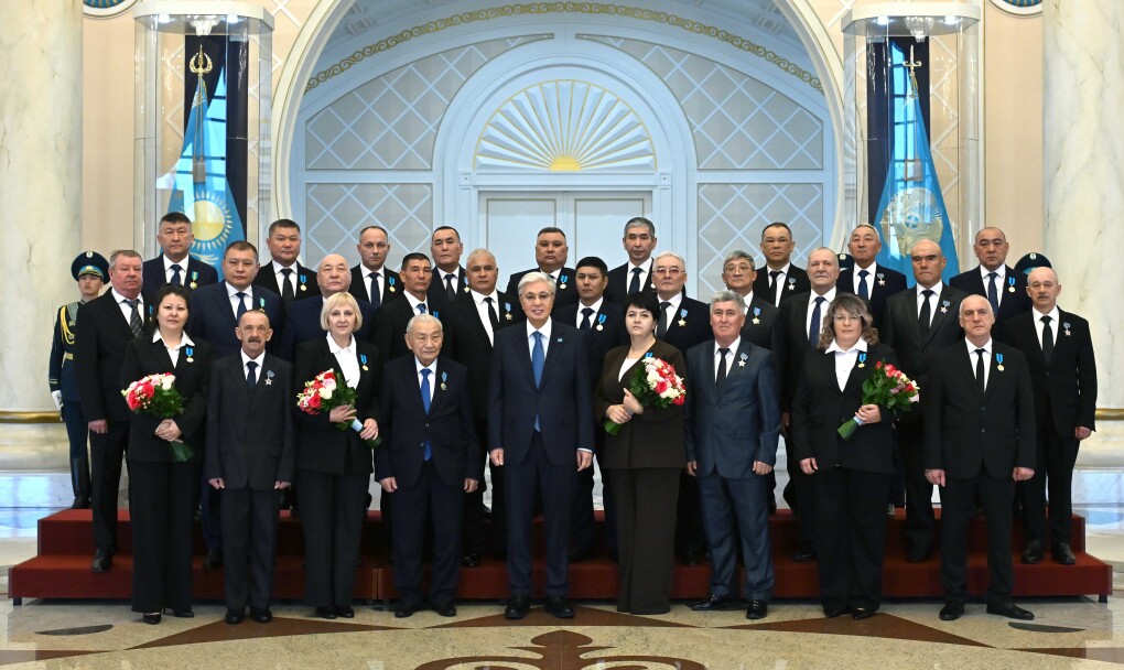 Глава государства наградил работников энергетической отрасли