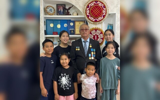 Қос қанатты  қаламгер