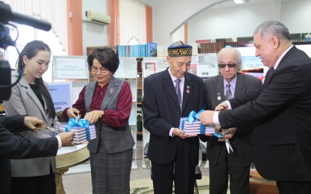 Тайпақ тарихын зерделеген кітап