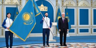 Президент вручил Государственный флаг знаменосцам олимпийской и паралимпийской команд Казахстана