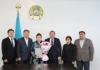 Казталов ауданы әкімі білікті дәрігерге құрмет көрсетті