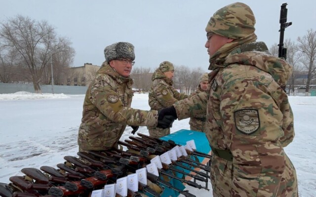 Молодому пополнению Национальной гвардии вручили боевое оружие