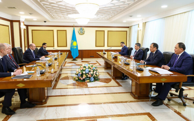 Олжас Бектенов обсудил с губернатором Оренбургской области РФ Евгением Солнцевым вопросы приграничного сотрудничества