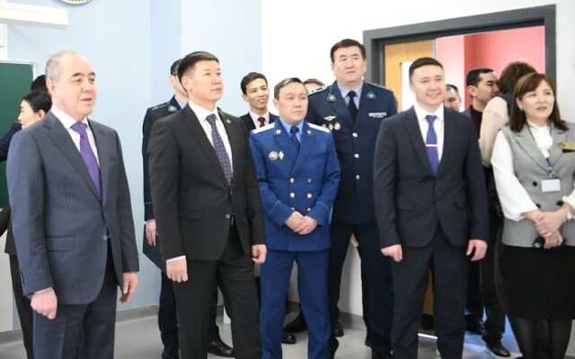 Аким ЗКО провел встречу с лидерами школьных организаций