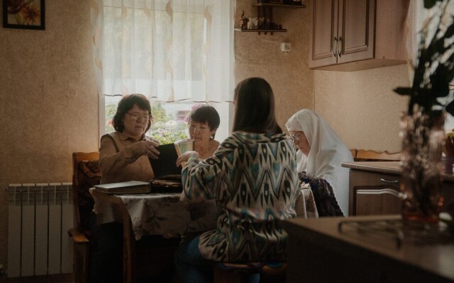 Документальный фильм «Пряники для её отца, моего прадеда, её деда» выходит в прокат в Казахстане