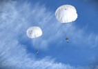 Первые прыжки выполнены: 196 солдат срочной службы десантировались с парашютом