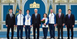 Глава государства наградил чемпиона ХХV зимних Олимпийских игр Михаила Шайдорова