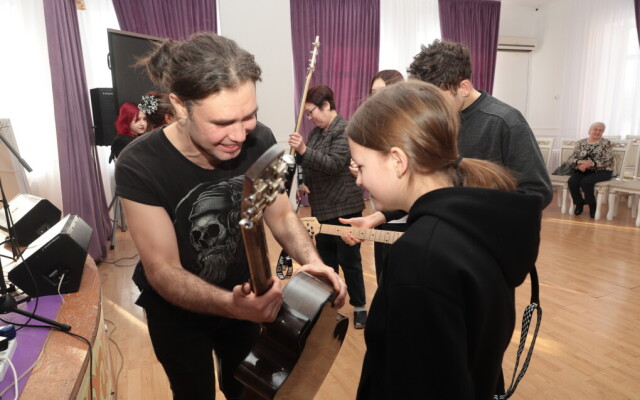 Пенсионеры подарили воспитанникам областной детской деревни музыкальную аппаратуру