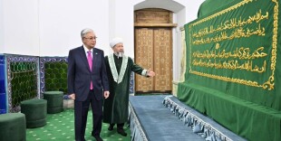 Президент Қасым-Жомарт Тоқаев Қожа Ахмет Ясауи кесенесіне зиярат етті