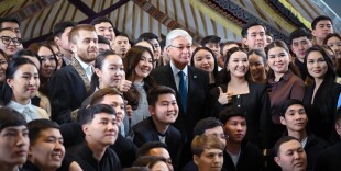 Мемлекет басшысы референдумға белсене қатысқан жастармен әңгімелесті