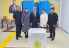 Референдум учаскесіне құрдастар келіп дауыс берді