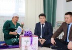 Бөкей ордасы ауданы әкімі ардақты аналарды арнайы үйлеріне барып құттықтады