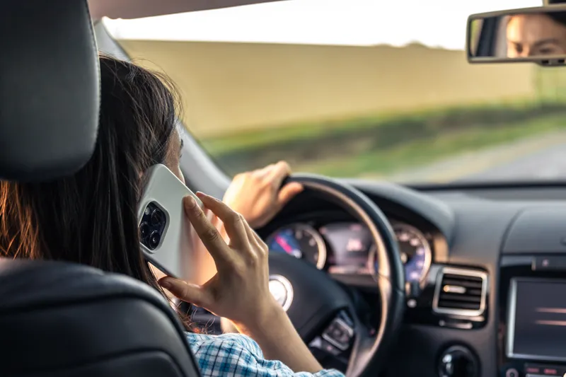 Как использовать телефон за рулем, чтобы не получить штраф, разъяснили в МВД
