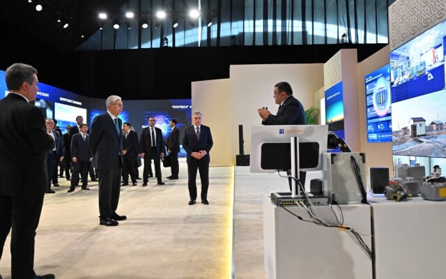 Президенты Казахстана и Узбекистана посетили хакатон по искусственному интеллекту