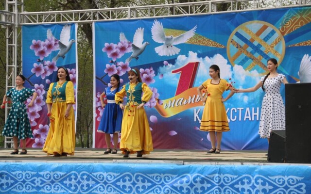 Сырым жұртшылығы Бірлік күнін сән-салтанатпен атап өтті