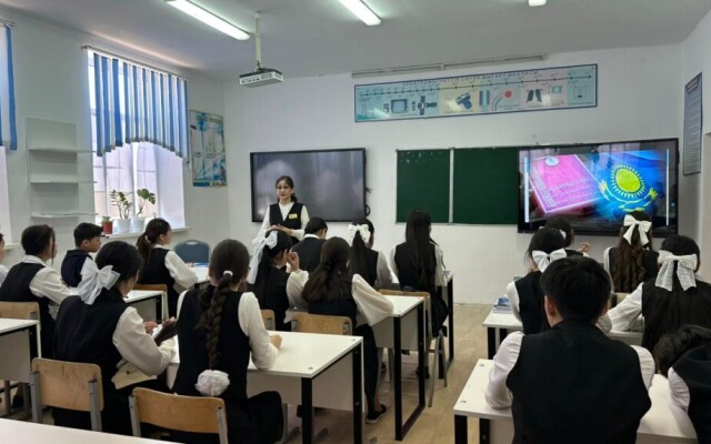 Школьники проходят занятия по разъяснению норм новой Конституции