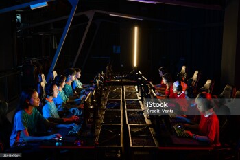 Blue and Red team competing in esport gaming