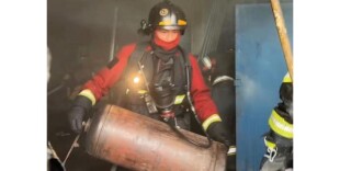 Спасатели МЧС Казахстана вынесли из пожаров более 400 газовых баллонов