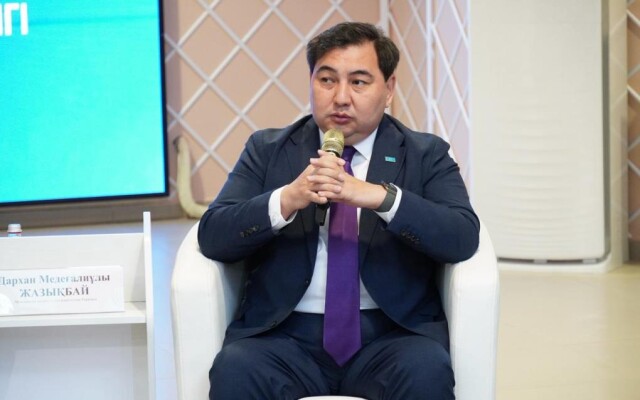 Председатель Агентства РК по делам государственной службы Дархан Жазыкбай сегодня провёл встречу с молодежью.