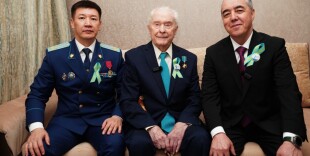 Аким ЗКО поздравил ветерана ВОВ
