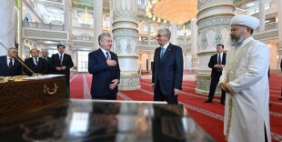 Президенты Казахстана и Узбекистана посетили новую мечеть Туркестана