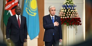 Тәуелсіздік сарайында елімізге мемлекеттік сапармен келген Кения Президентін ресми қарсы алу рәсімі өтті