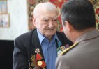 В Уральске гвардейцы поздравили ветерана Великой Отечественной войны с Днём Победы