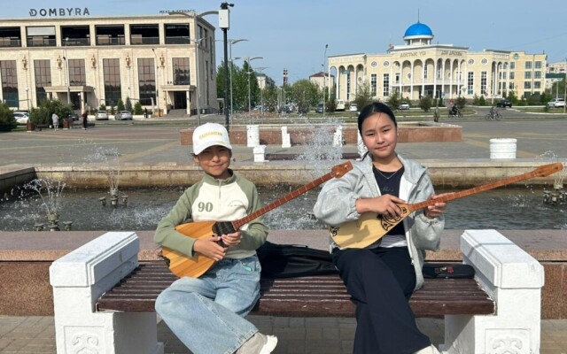 Школьницы из Уральска популяризируют казахскую музыку