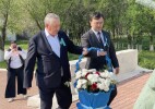 Сырымдықтар ҰОС-да қаза тапқан жауынгерлерге гүл шоқтарын қойды