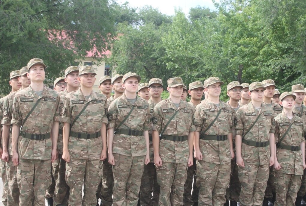 Из одной аудитории — в один строй: шесть одногруппников проходят службу в Уральске