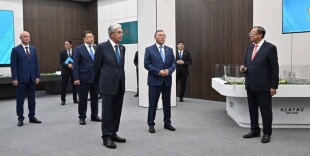 Глава государства ознакомился с ходом развития города Алатау