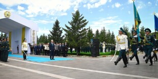 Президент принял участие в церемонии поднятия Государственного флага