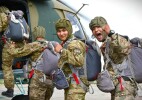 Первые прыжки с парашютом выполнили более 400 десантников