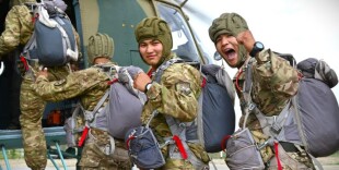 Первые прыжки с парашютом выполнили более 400 десантников