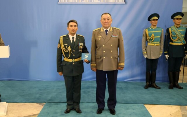 Министр обороны вручил дипломы выпускникам Национального университета обороны РК