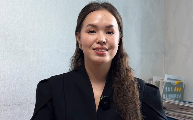 Казталов ауданында жас мемлекеттік қызметші халыққа қызмет көрсетеді