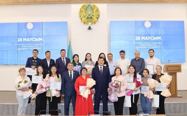 Бөрлі ауданының әкімі үздік қаламгерлерге алғысхат табыстады