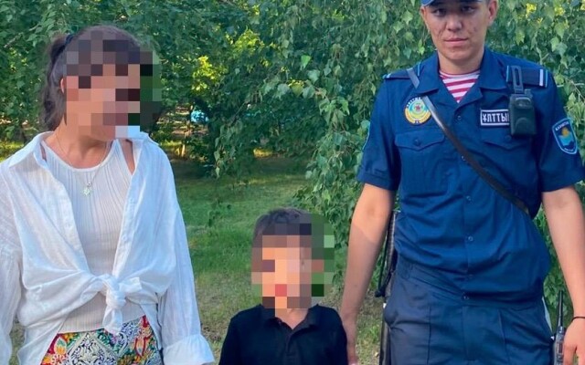 Гвардейцы помогли потерявшемуся ребенку вернуться к родителям в Уральске