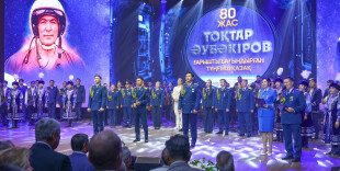 От имени Главы государства Премьер-министр поздравил Токтара Аубакирова с 80-летием