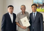 Журналист жетпістің жотасына шықты