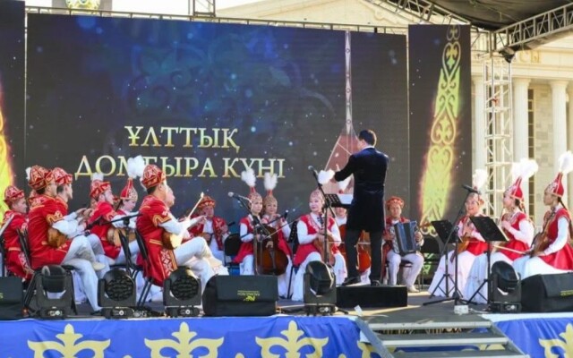 В ЗКО широко отметили Национальный день домбры