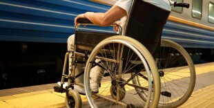 Казахстанцы с инвалидностью теперь могут заранее заказать сопровождение на вокзалах