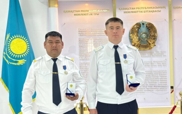 Полицейские награждены за мужество при задержании подозреваемого в разбойном нападении в Уральске