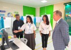 Члены избирательных комиссий изучают язык жестов, чтобы помочь людям с инвалидностью голосовать