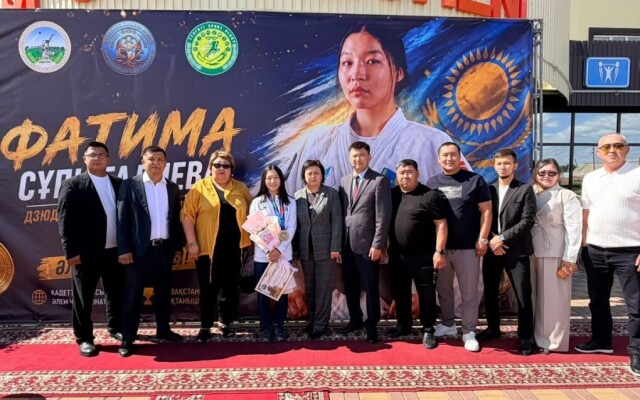 Оралдықтар әлем чемпионы Фатима Сұпығалиеваны күтіп алды