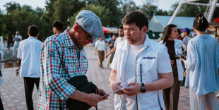 Городской парк Уральска стал местом открытого диалога кандидатов «Әділет» с жителями