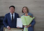 Өнегелі өмір белесі: Бөкей ордасы ауданының әкімі мәслихат төрағасын зейнет жасымен құттықтады